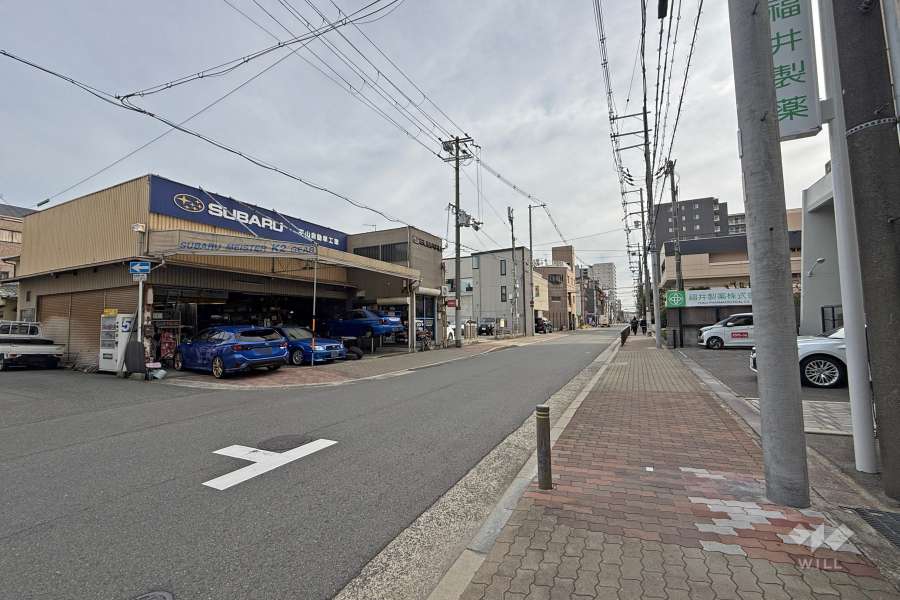 敷地東側の前面道路（北側から）