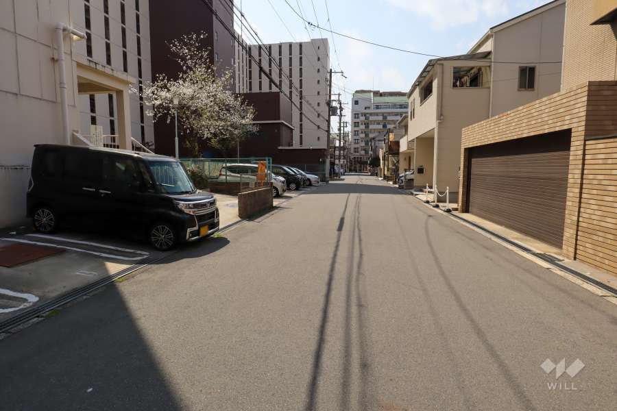 敷地北側の前面道路（東側から）