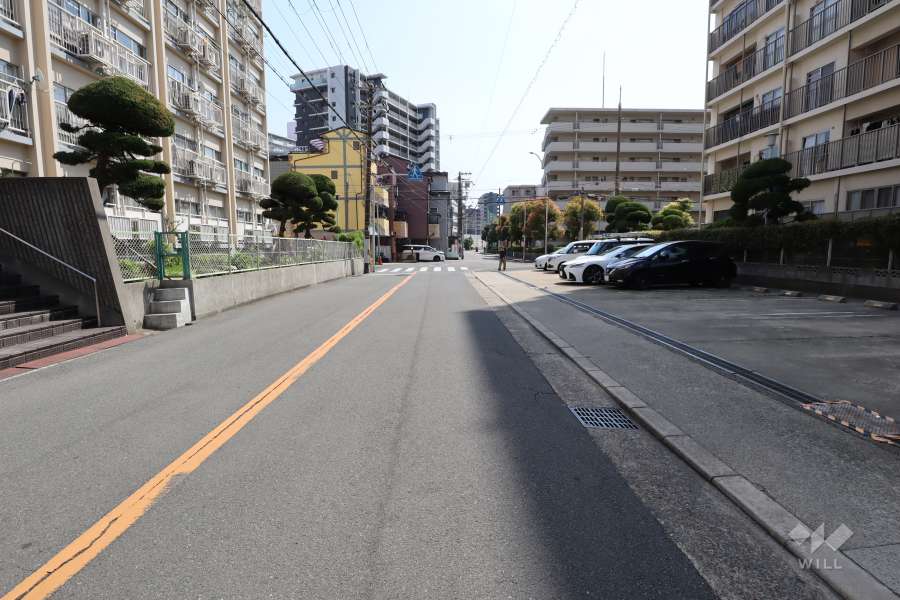 敷地東側の前面道路（北側から）