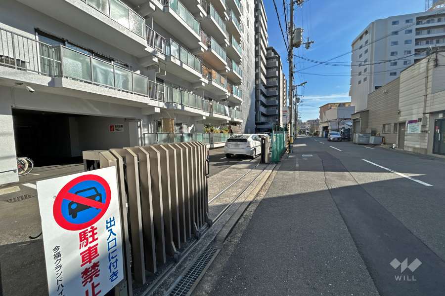 敷地西側の前面道路（北側から）