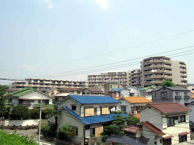 周辺は一戸建てが中心に立ち並ぶ住宅地