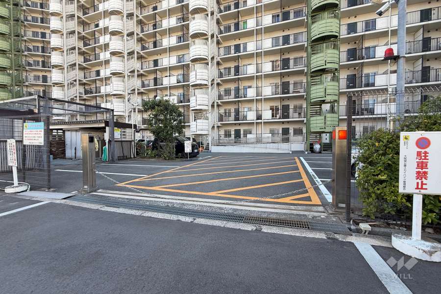 駐車場の出入口(ロボットゲート付き)