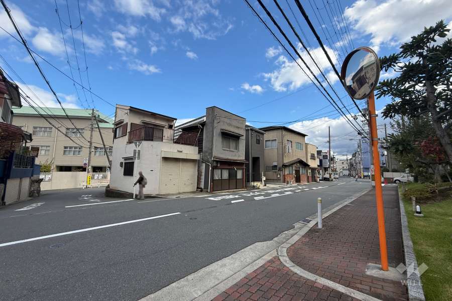 敷地北東側の前面道路（北西側から）
