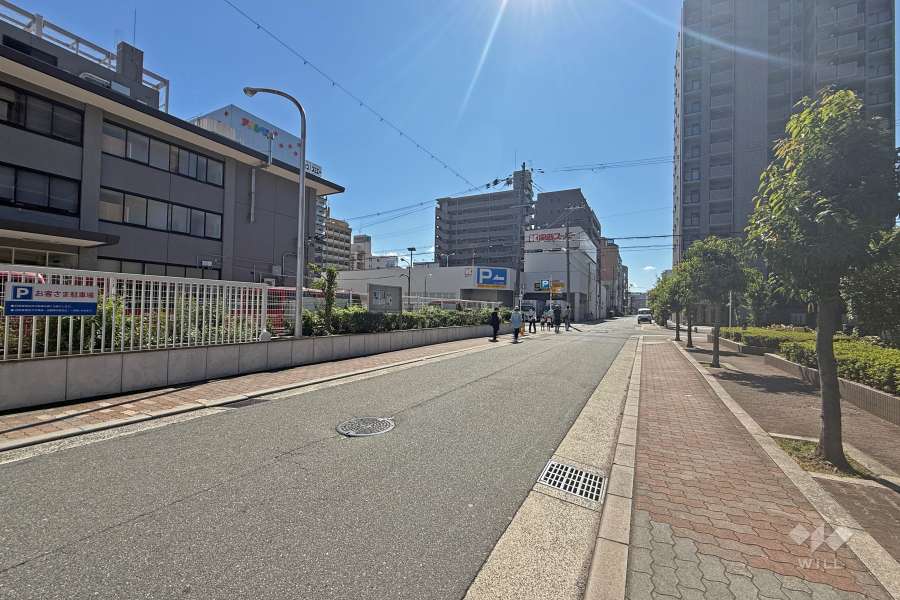 敷地東側の前面道路（北側から）