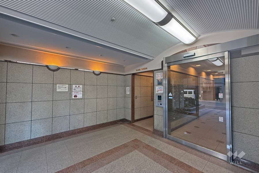 エントランスはオートロック付きです。