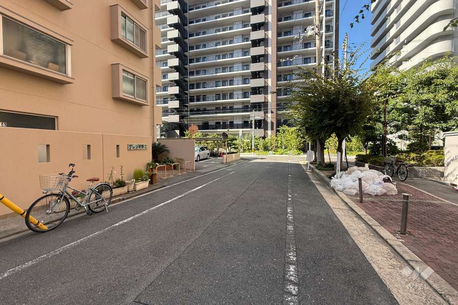 敷地南側の前面道路（東側から）