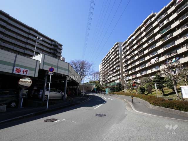 マンション内を走る二車線の通り。バスが通りますが、交通は少なめです。