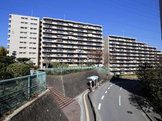 Ｄ棟の南側にバス停があります。