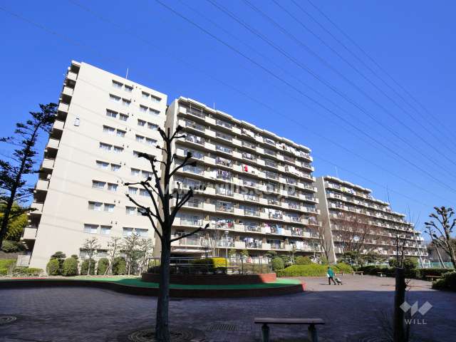 朝日プラザ千里北Ｄ棟の外観（南東側から）建物の南側は広場になっています。