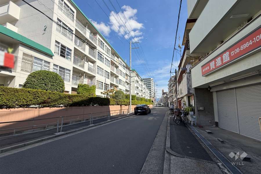 敷地南側の前面道路（西側から）　