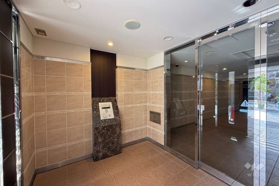 エントランスはオートロック付きです。