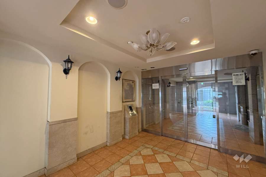 エントランスはオートロック付きです。