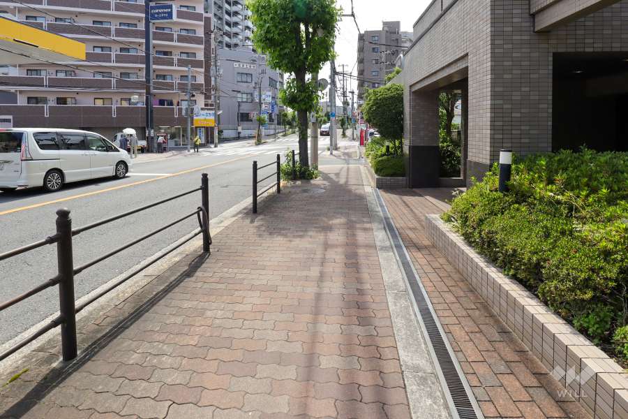 敷地南側の前面道路（東側から）