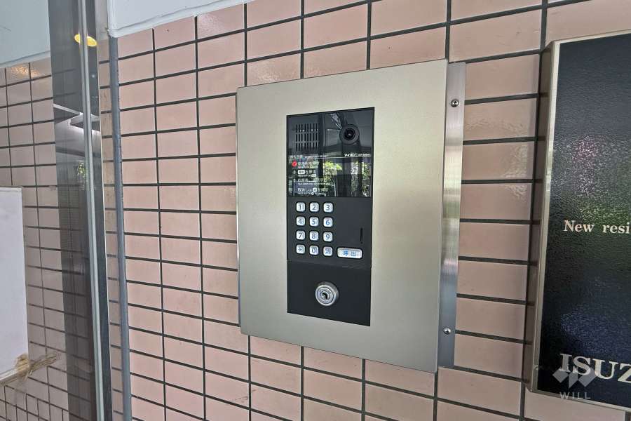 エントランスはオートロック付きです。