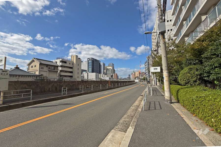 敷地南側の前面道路（東側から）