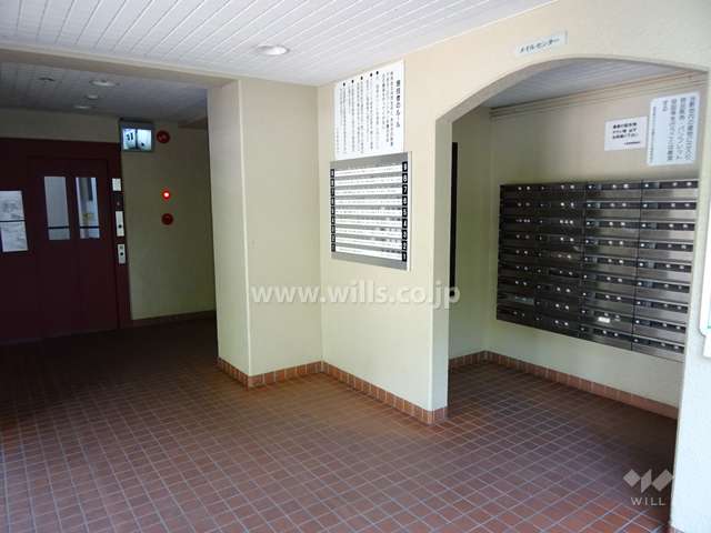 エントランスホールと共用ポスト