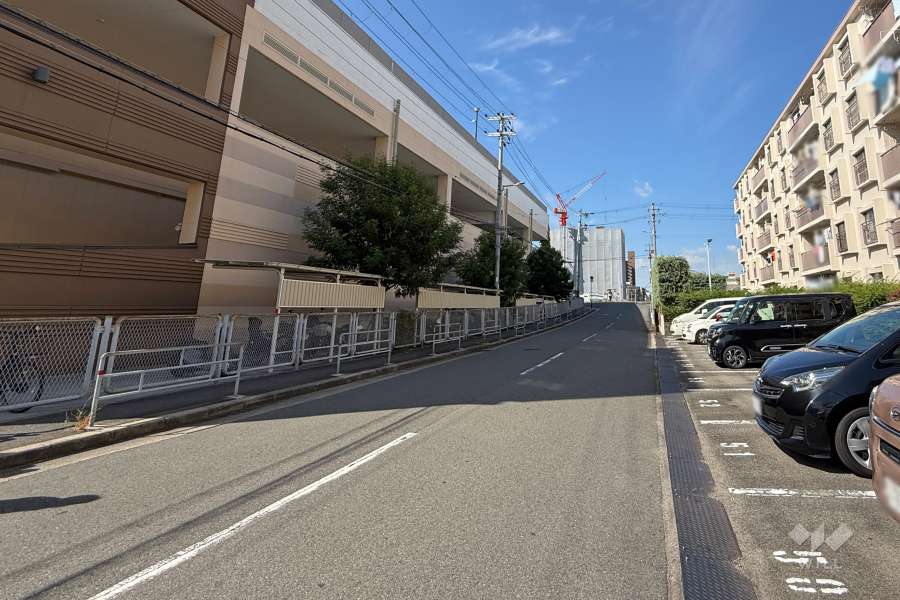 敷地南側の前面道路
