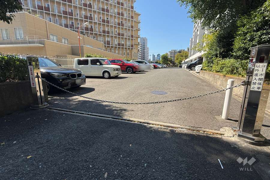 駐車場の出入り口(ロボットゲート付き)