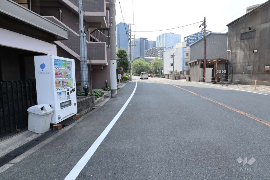 敷地北側の前面道路（東側から）