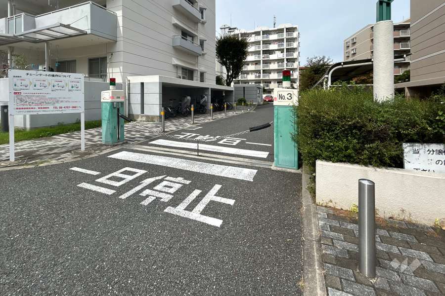 駐車場の出入り口（ロボットゲート付き）
