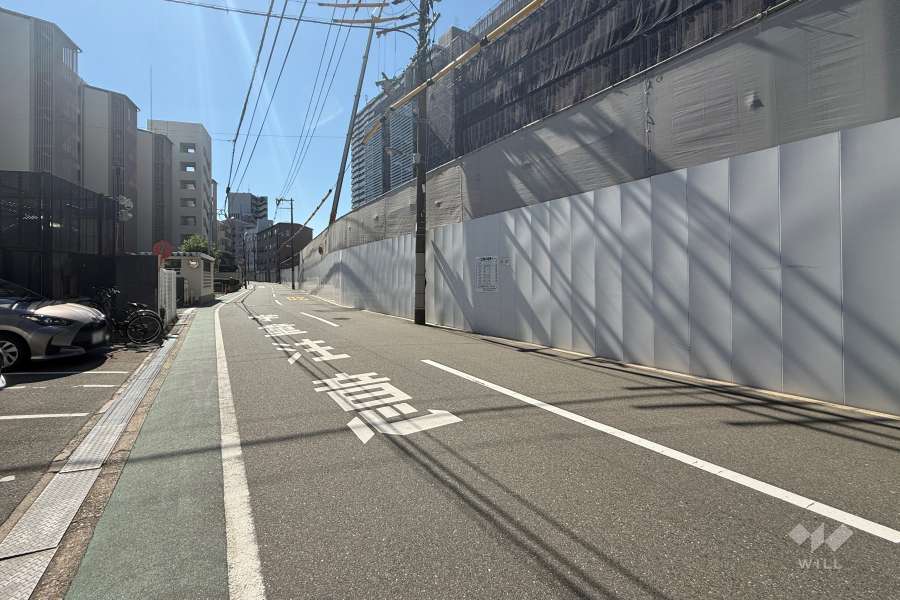 敷地西側の前面道路