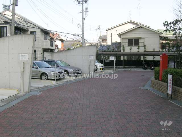 敷地内駐車場とバイク置き場