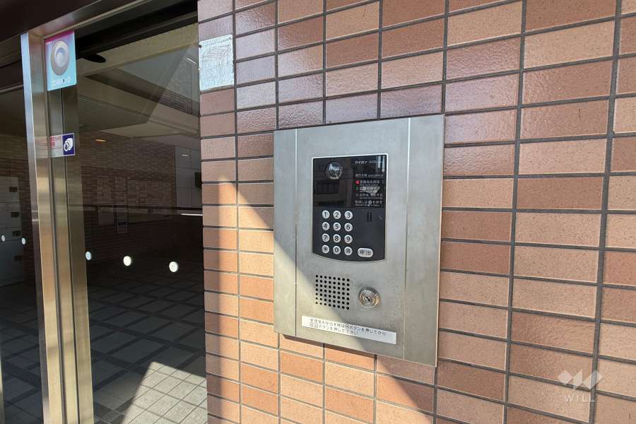 エントランスはオートロック付きです。
