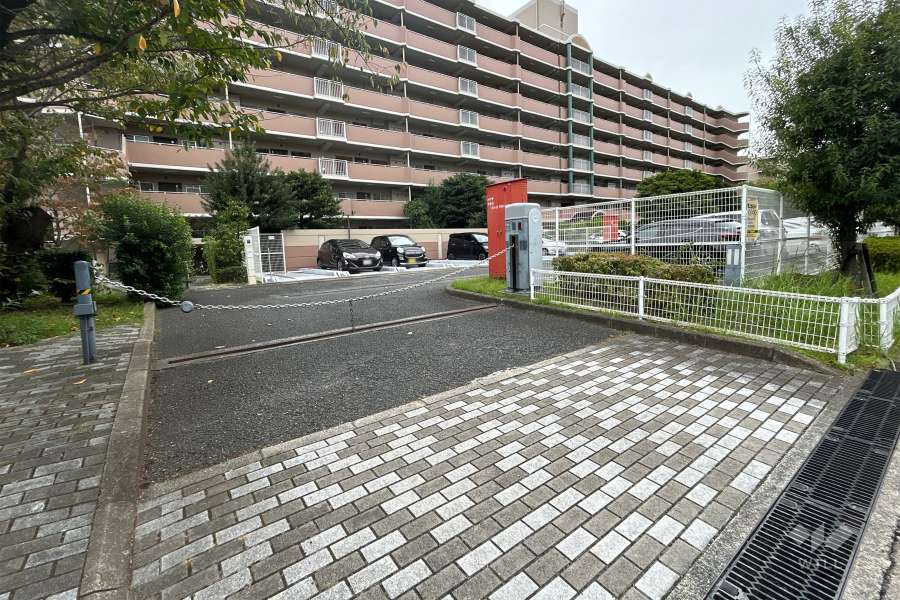 駐車場の出入り口（ロボットゲート付き）　