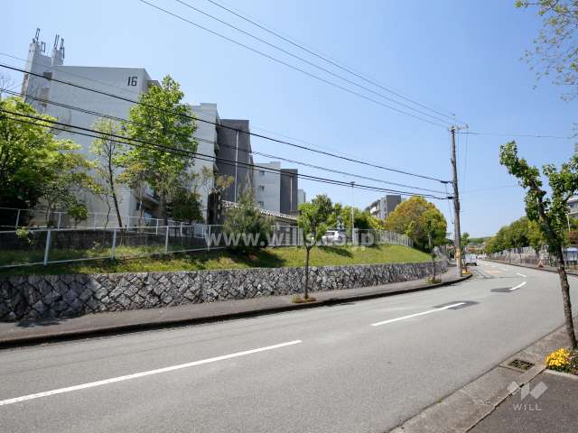 敷地北側は二車線のバス通りです。