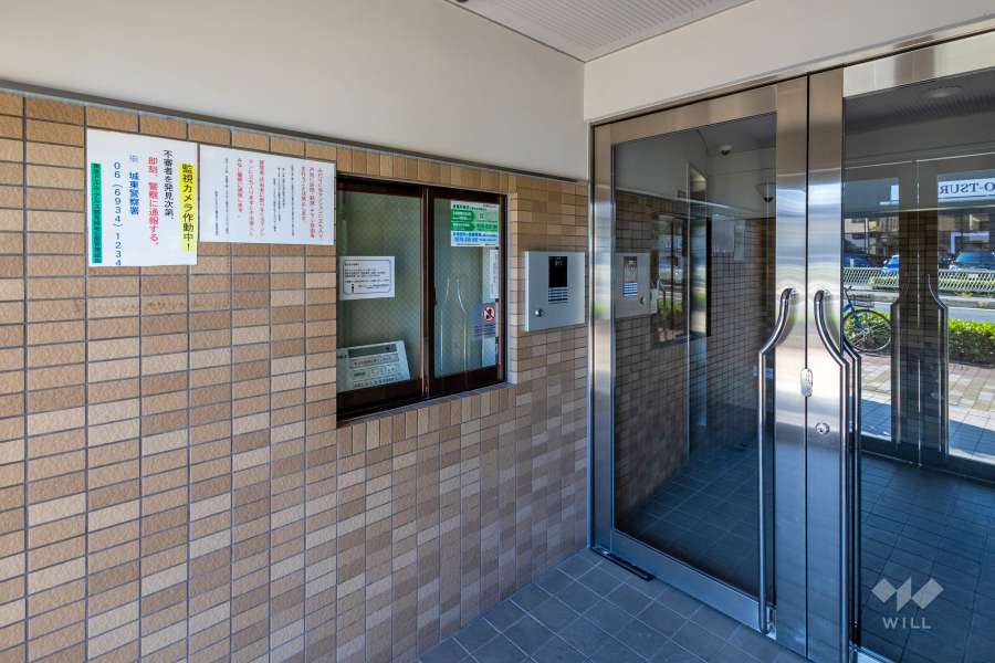 エントランスはオートロック付きです。