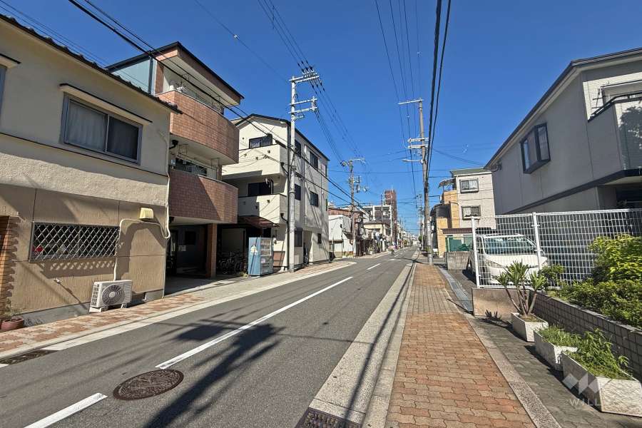 敷地西側の前面道路（南側から）