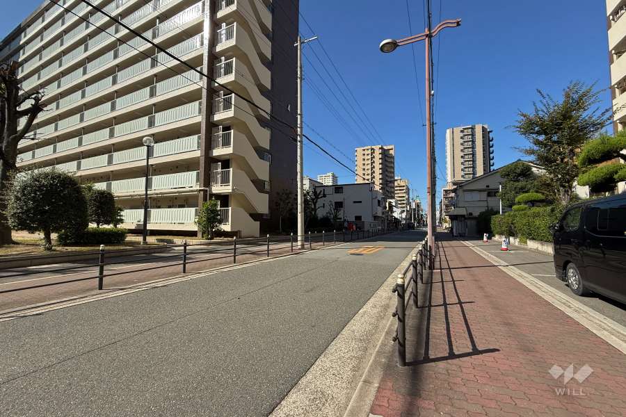 敷地南側の前面道路（東側から）