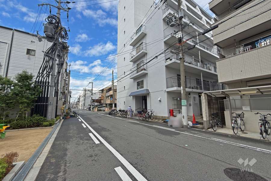 敷地南側の前面道路（東側から）
