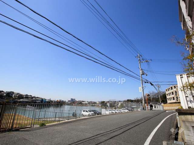 敷地南側の前面道路（バス通り）