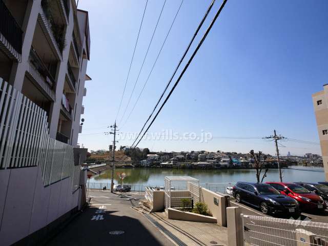 やや高台に立地。目の前に松沢池があります。