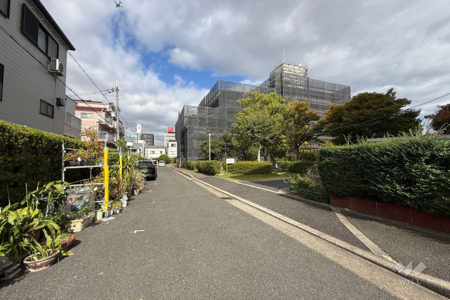 敷地西側の前面道路（南側から）