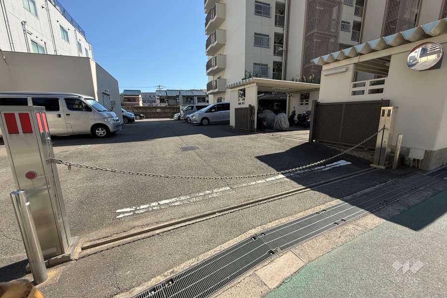 駐車場の出入り口(ロボットゲート付き)