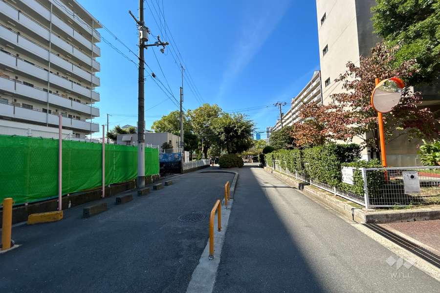 敷地南側の前面道路（東側から）