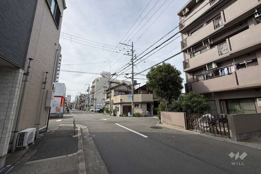 敷地南側の前面道路（東側から）