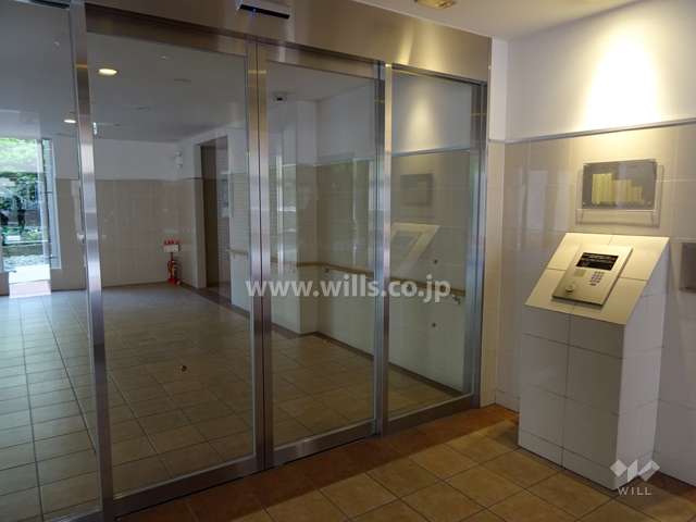 エントランスはオートロック付きです。