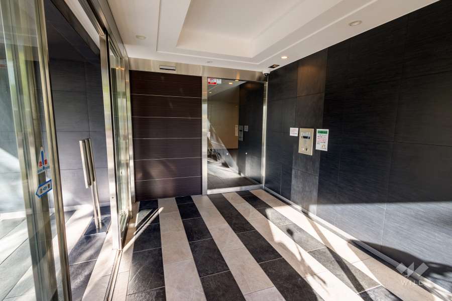 エントランスはオートロック付きです。