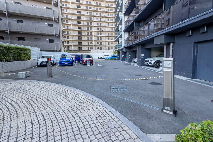 駐車場の出入り口（ロボットゲート付き）