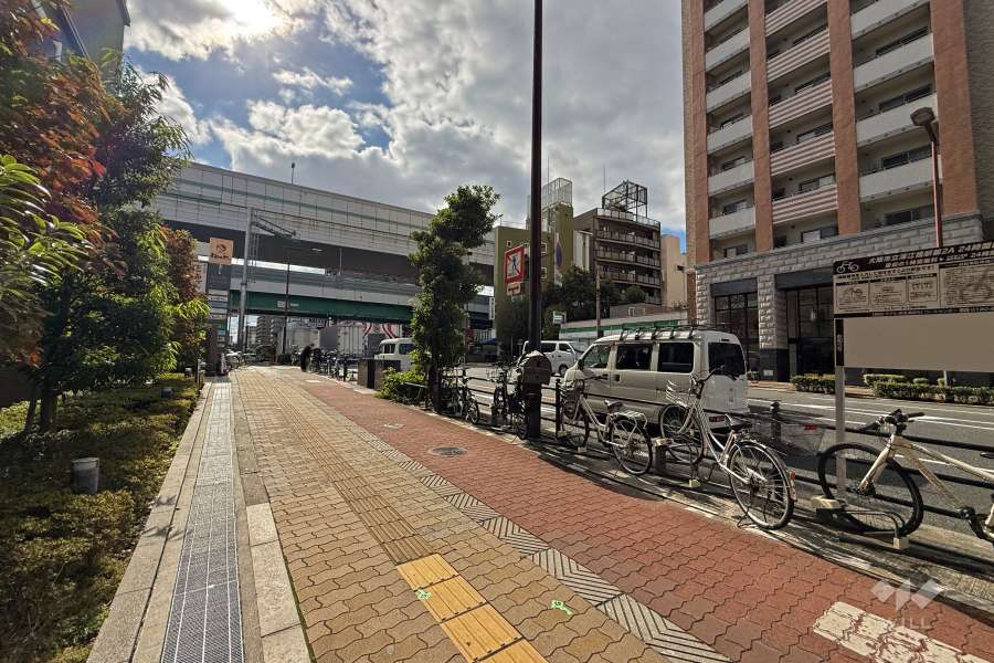 敷地西側の前面道路（北側から）