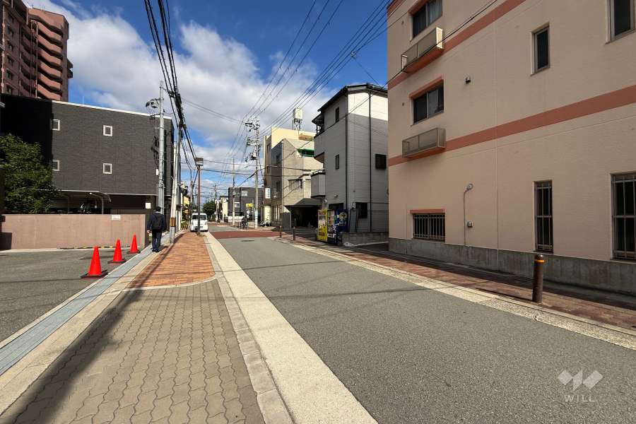 敷地東側の前面道路（南側から）
