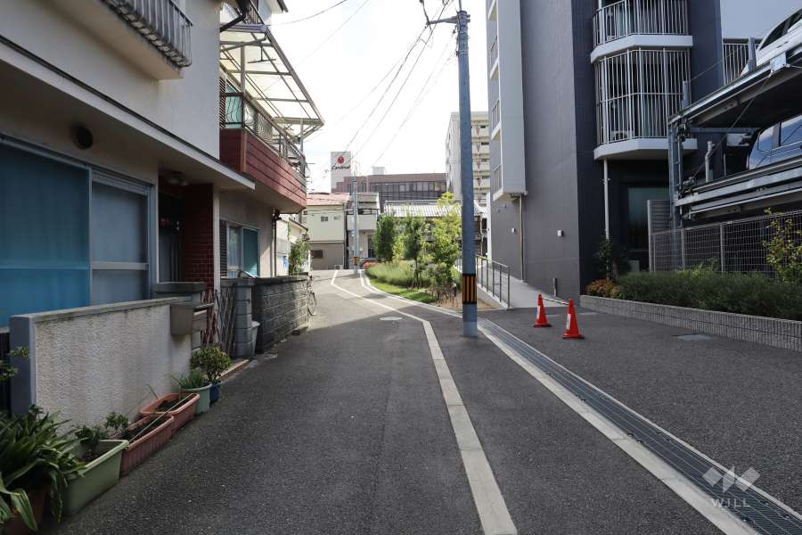 敷地東側の前面道路(北側から)
