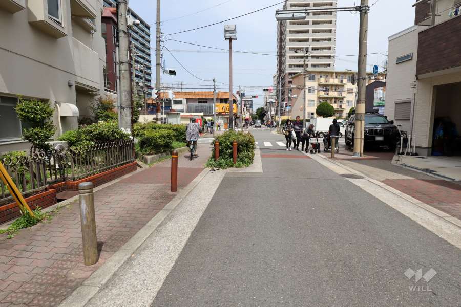 敷地東側の前面道路（南側から）