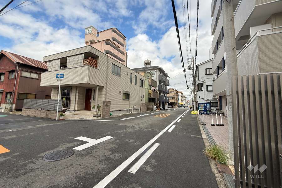 敷地西側の前面道路