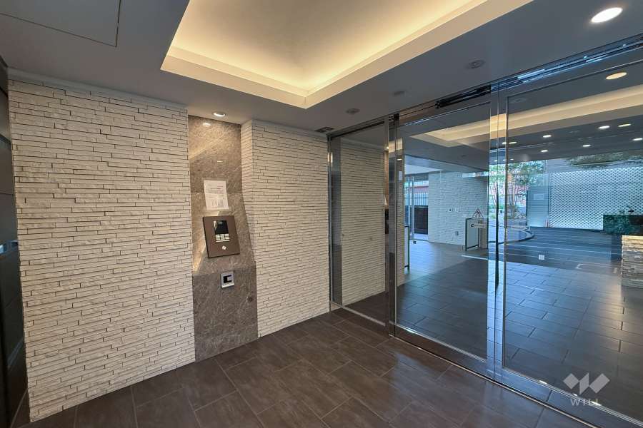 エントランスはオートロック付きです。