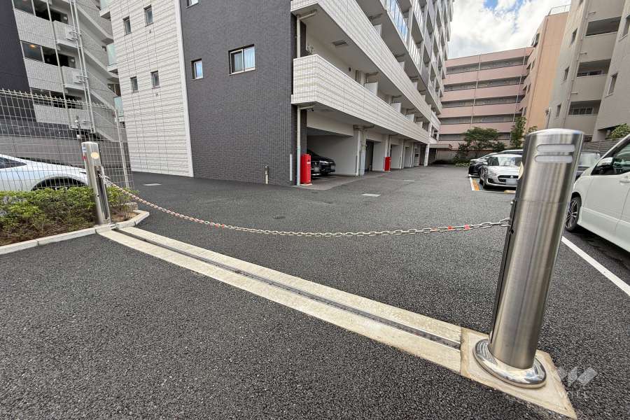 駐車場の出入り口(ロボットゲート付き)