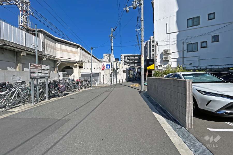 敷地北西側の前面道路（南西側から）